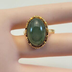 Vintage Beautiful 14K & Oval Bezel Set Cabochon Green Jade Ring Hallmarked